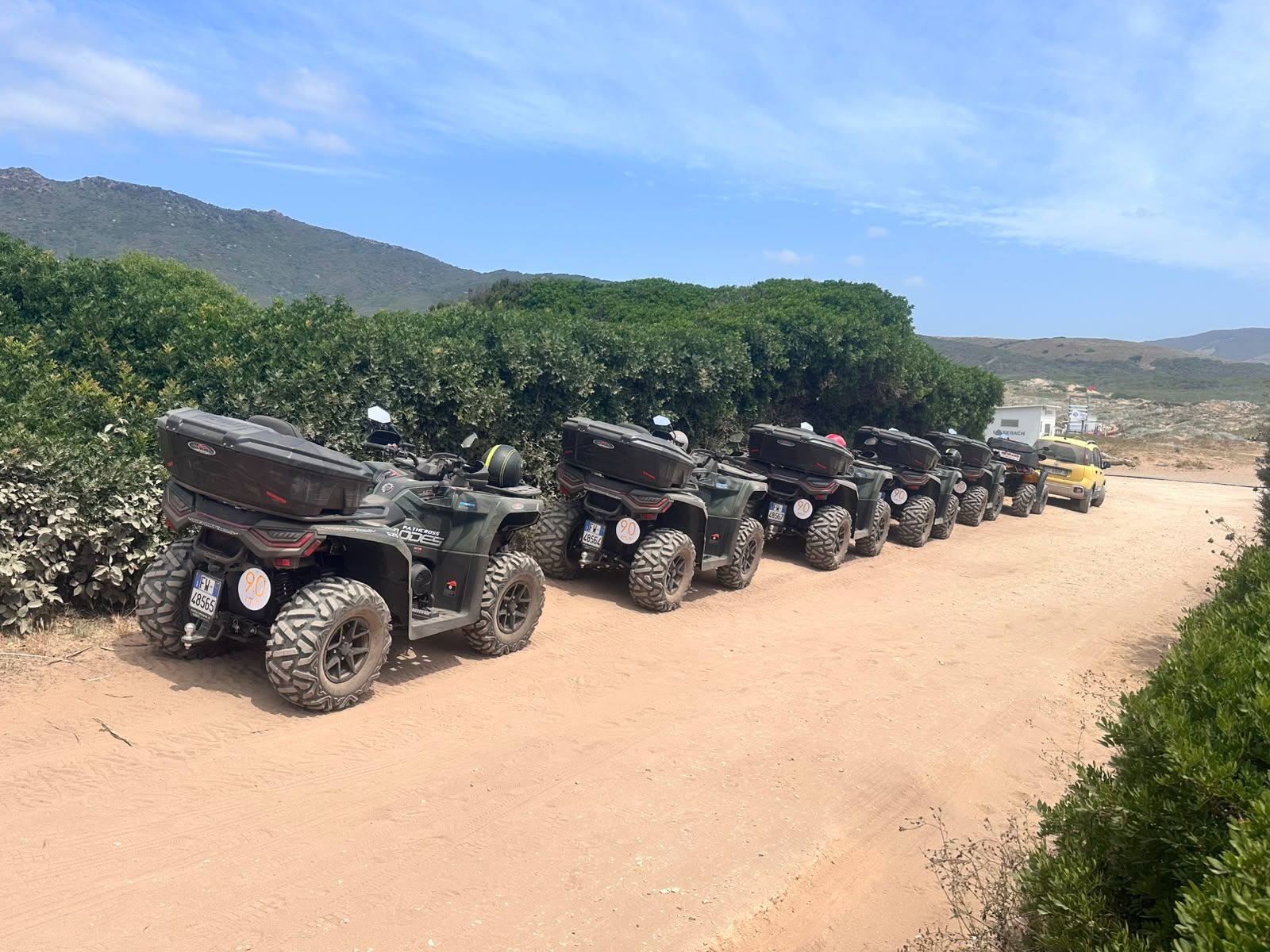 Flotta di quad Aodes 525 schierati sullo sterrato